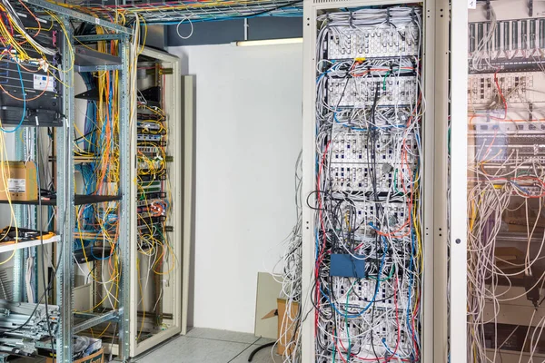 T-Flag vs. Wrap-around Labels: Which is Better for Your Cat6 Cabling?
